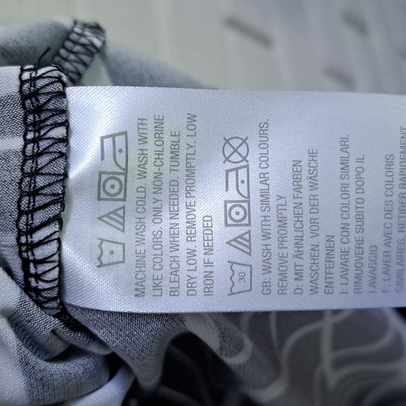 Susan Graver Black/White Short Sleeve  Slanted Bottom Hem Tunic. Size Medium NWO - Picture 9 of 11